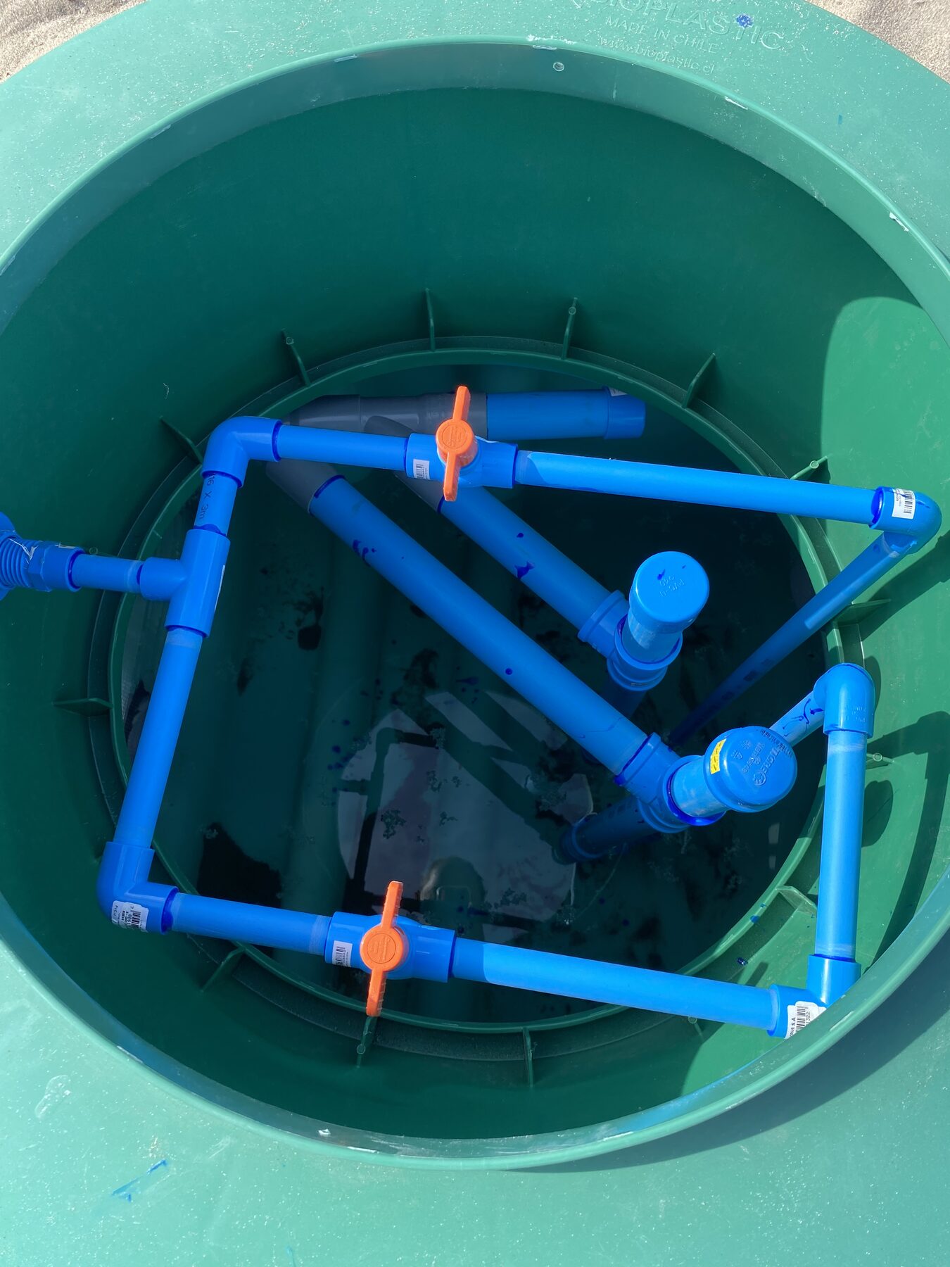 Detalle interior de tuberías y válvulas de una planta de tratamiento